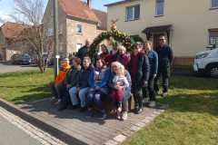Osterbrunnen schmücken in Zedlitz am 05.04.2025