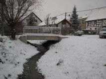 Bach mit Brücke im Winter