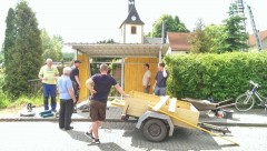 Bau der Bushaltestelle Sirbis