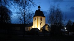 Kirche St. Valentin zu Sirbis bei Nacht