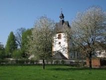 Kirche St. Valentin zu Sirbis im Frühjahr